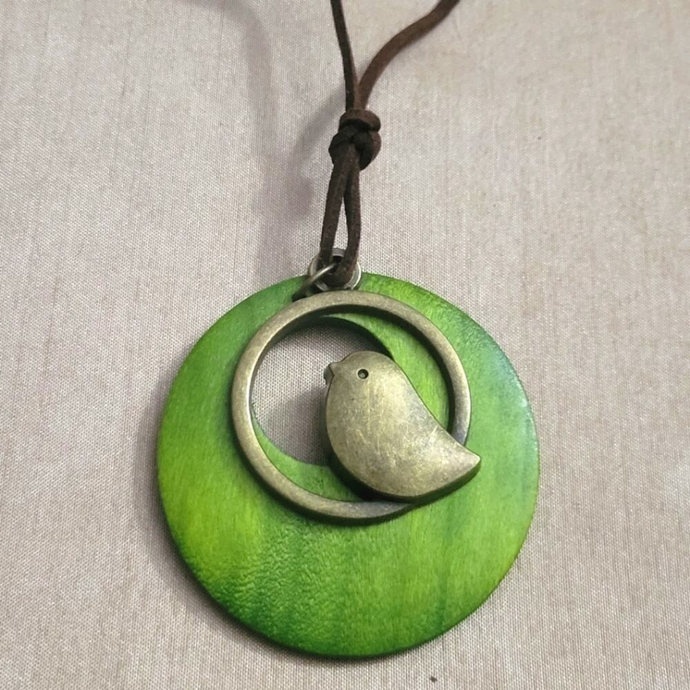 Cute little bird bronze and green background pendant necklace